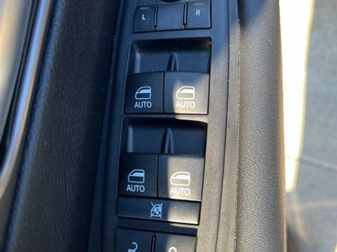 Used 2026 Chrysler Pacifica Select FWD image 17