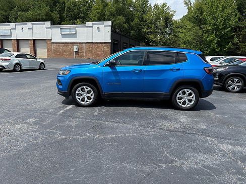 Used 2024 Jeep Compass Latitude AWD/4WD image 3