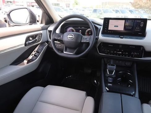 Certified 2025 Nissan Rogue SL w/ SL Premium Package FWD image 23