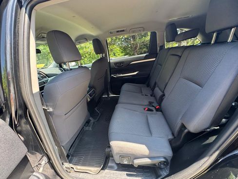 Used 2019 Toyota Highlander LE AWD/4WD image 11