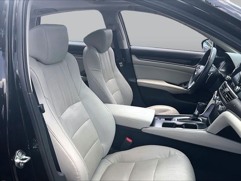 Used 2018 Honda Accord Touring image 9