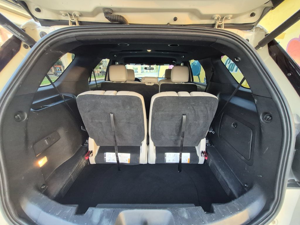 Used 2018 Ford Explorer XLT w/ Equipment Group 202A FWD image 10