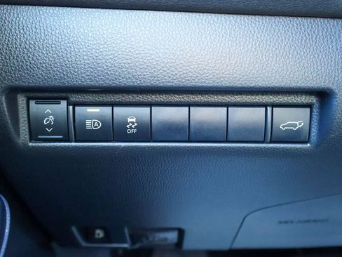 Used 2021 Toyota Venza Limited image 17