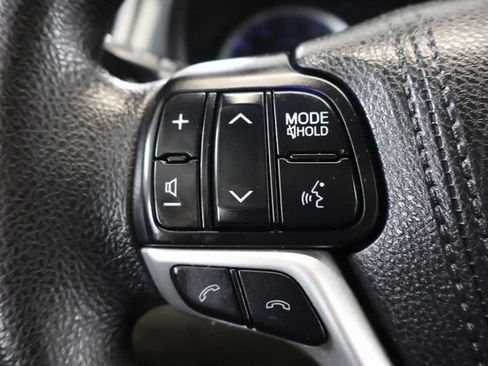Used 2017 Toyota Highlander LE FWD image 18
