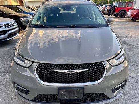Used 2021 Chrysler Pacifica Touring w/ Cold Weather Group FWD image 7