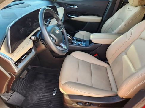 Used 2024 Cadillac XT4 Luxury w/ Cold Weather Package image 13