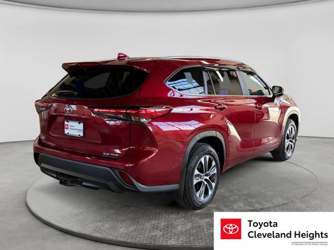 Used 2023 Toyota Highlander XLE AWD/4WD image 5
