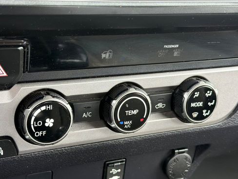 Used 2016 Toyota Tacoma SR image 18