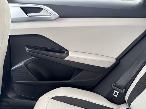 New 2025 Volkswagen Taos SE image 25