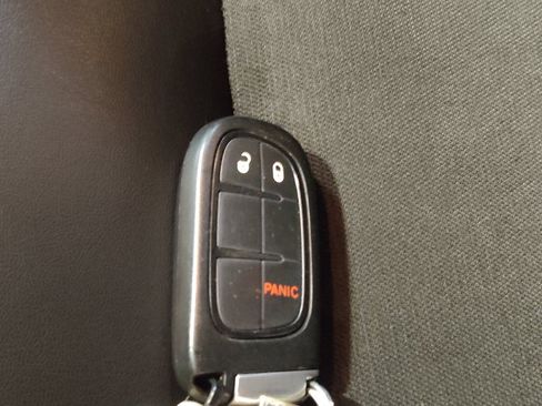 Used 2019 Jeep Cherokee Latitude Plus FWD image 32