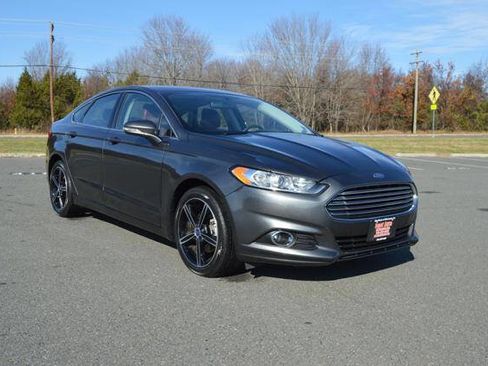 Used 2016 Ford Fusion SE w/ Equipment Group 202A image 3