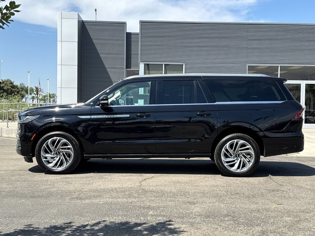 Certified 2025 Lincoln Navigator L Reserve AWD/4WD image 6