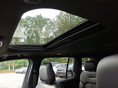 New 2025 Jeep Grand Cherokee Altitude image 8