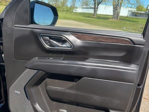 Used 2024 Chevrolet Suburban Z71 w/ Luxury Package AWD/4WD image 23