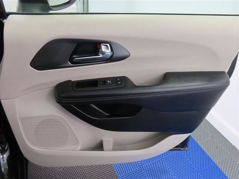 Used 2023 Chrysler Pacifica Touring-L FWD image 33
