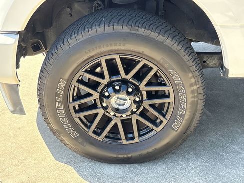 Used 2022 Ford F250 Lariat w/ Black Appearance Package image 11