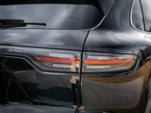 Used 2022 Porsche Cayenne Platinum Edition image 18