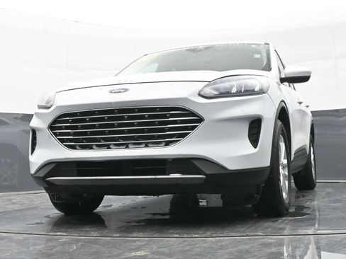 Used 2020 Ford Escape SE image 38