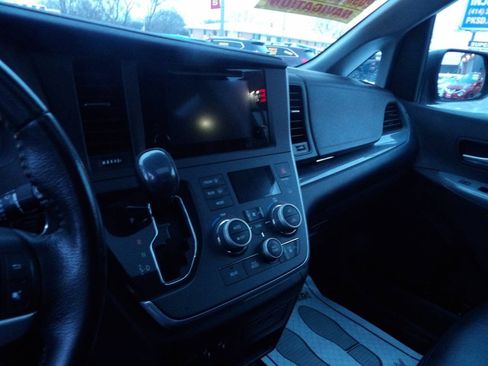 Used 2015 Toyota Sienna SE image 7