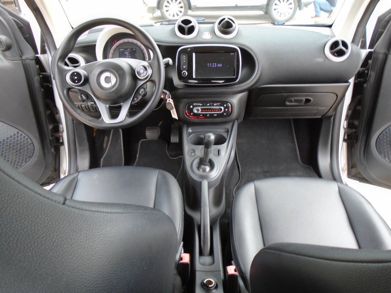 Used 2017 smart fortwo pure RWD image 11