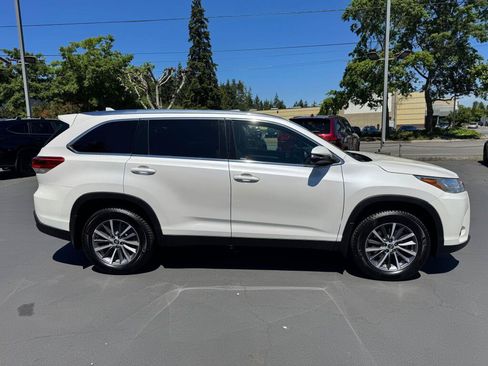 Used 2019 Toyota Highlander XLE AWD/4WD image 13