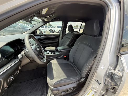 Used 2025 Jeep Grand Cherokee Laredo RWD image 28