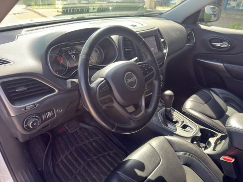 Used 2019 Jeep Cherokee Latitude Plus w/ Comfort/Convenience Group AWD/4WD image 9