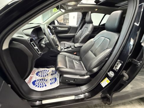 Used 2024 Volvo XC40 B5 Plus image 11