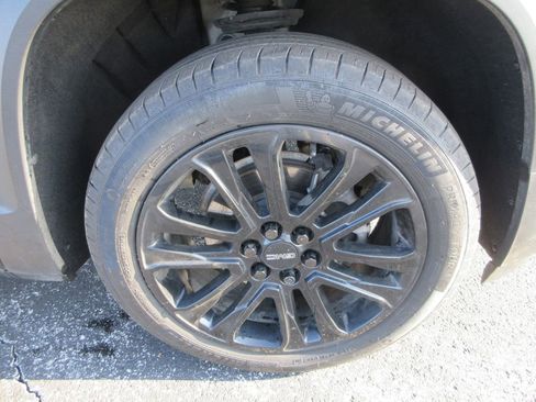 Used 2023 GMC Acadia SLE w/ Driver Convenience Package image 9