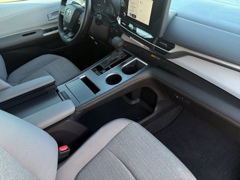 Used 2026 Toyota Sienna LE FWD image 18