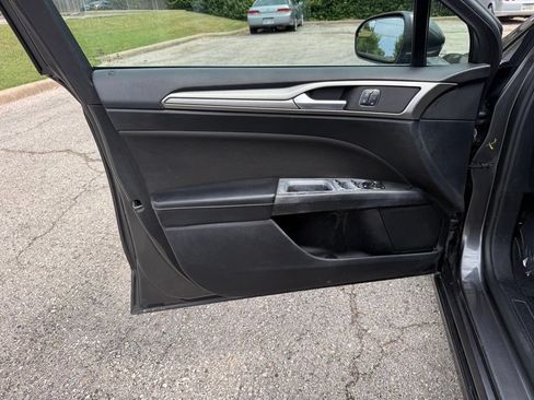 Used 2018 Ford Fusion SE w/ Fusion SE Technology Package FWD image 13