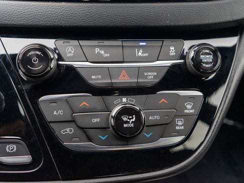 Used 2025 Chrysler Pacifica Select FWD image 20