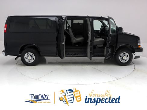 Used 2025 Chevrolet Express 3500 LT w/ LT Preferred Equipment Group RWD image 3