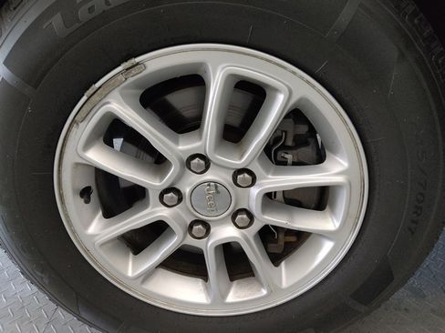 Used 2020 Jeep Grand Cherokee Laredo image 31