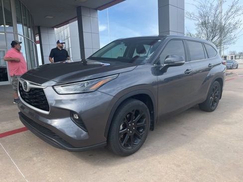 Used 2023 Toyota Highlander LE image 2