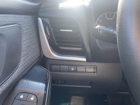 Used 2021 Nissan Rogue SV image 13