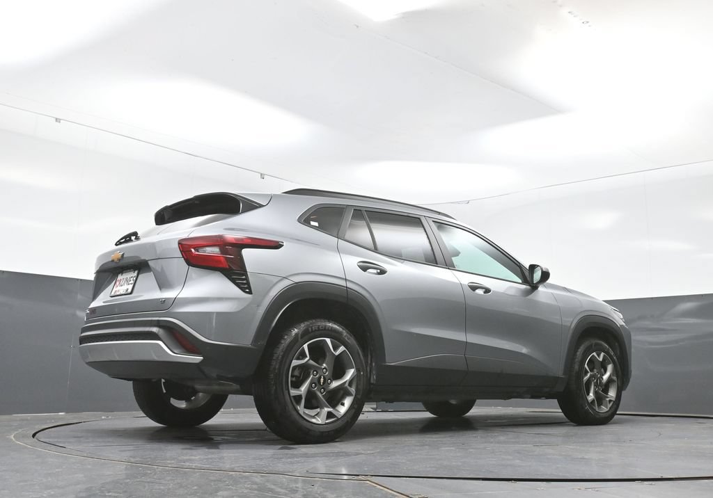 Used 2025 Chevrolet Trax LT FWD image 48