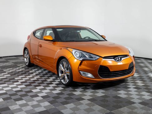 Used 2012 Hyundai Veloster w/ Style Pkg image 9