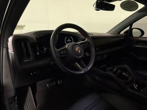 Used 2025 Porsche Cayenne GTS AWD/4WD image 5