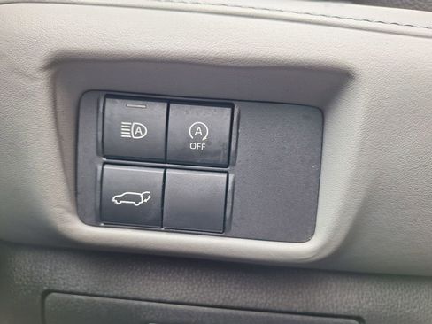 Used 2023 Toyota Highlander XLE image 12