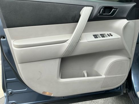 Used 2013 Toyota Highlander 4WD w/ Cold Weather Pkg image 13