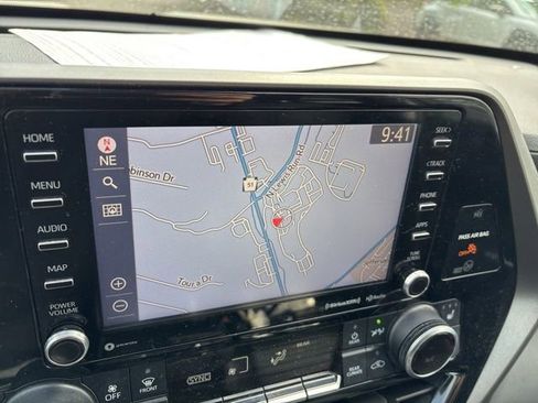 Used 2020 Toyota Highlander XLE AWD/4WD image 14