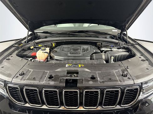 Used 2023 Jeep Grand Cherokee Overland AWD/4WD image 25