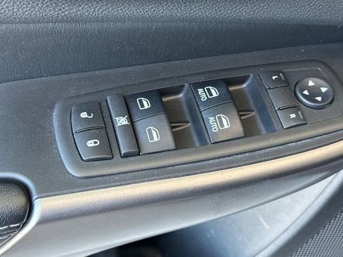 Used 2019 Jeep Cherokee Overland w/ Technology Group AWD/4WD image 12