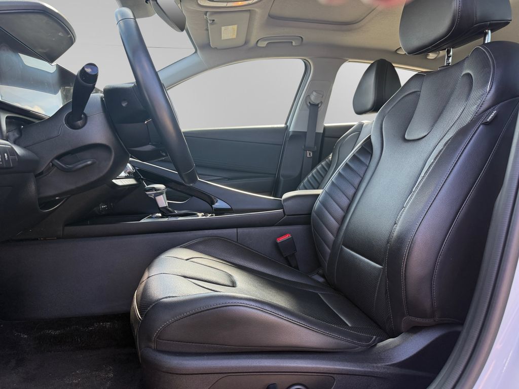 Used 2025 Hyundai Elantra Limited FWD image 9