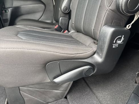 Used 2021 Chrysler Pacifica Touring w/ S Appearance Package image 25