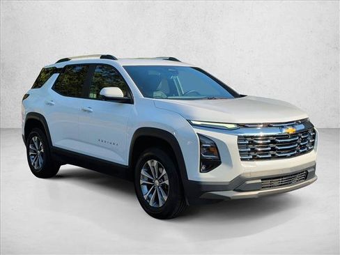 Used 2025 Chevrolet Equinox LT w/ Convenience Package II FWD image 3