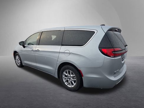 Used 2024 Chrysler Pacifica Touring-L image 6