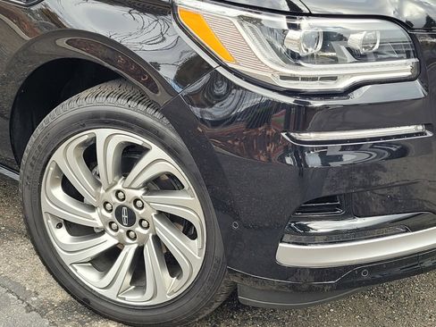 Used 2023 Lincoln Navigator Reserve image 9