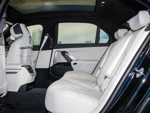 Used 2025 BMW 760i xDrive w/ Executive Package AWD/4WD image 23